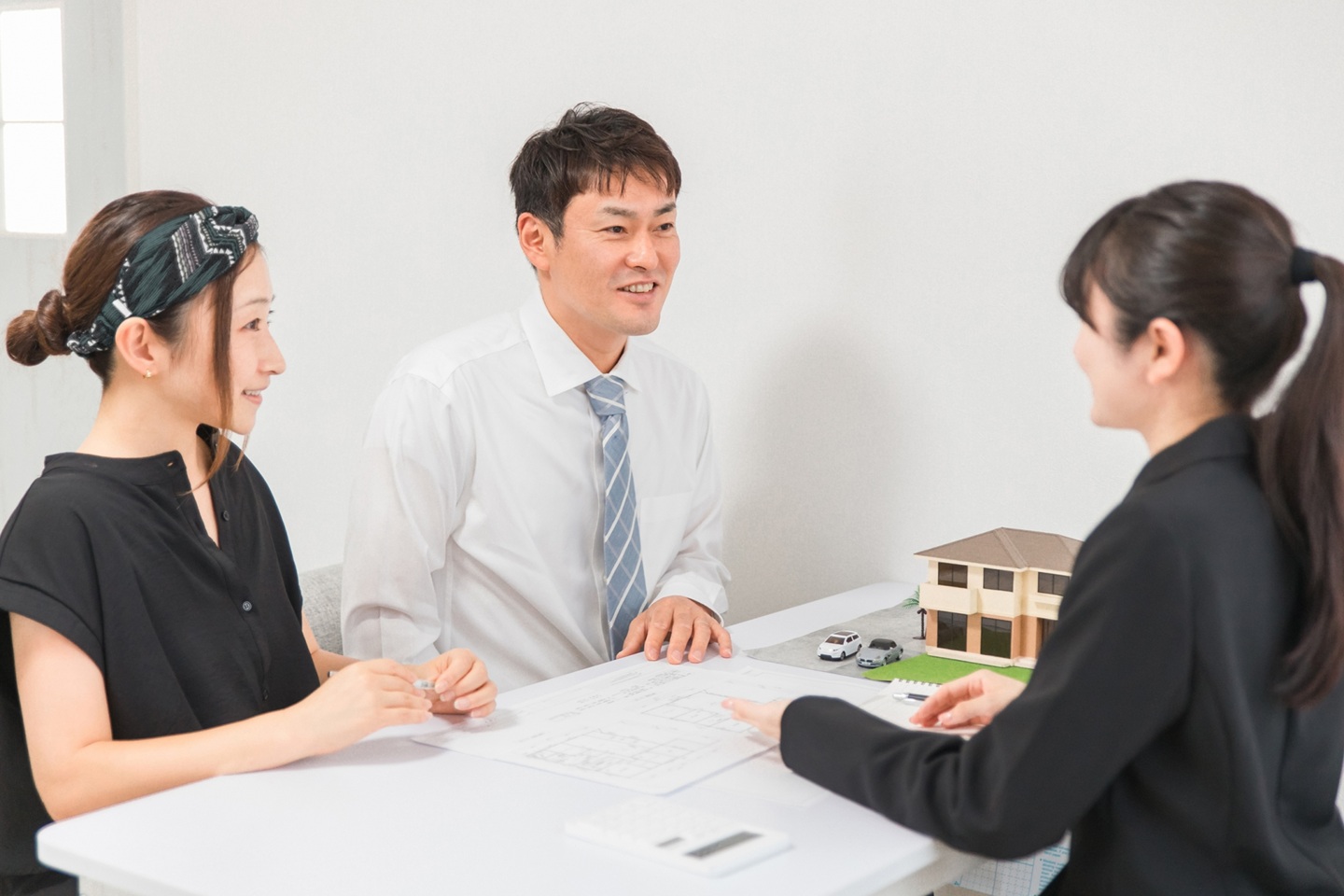 不動産エージェントとお客様の商談シーン