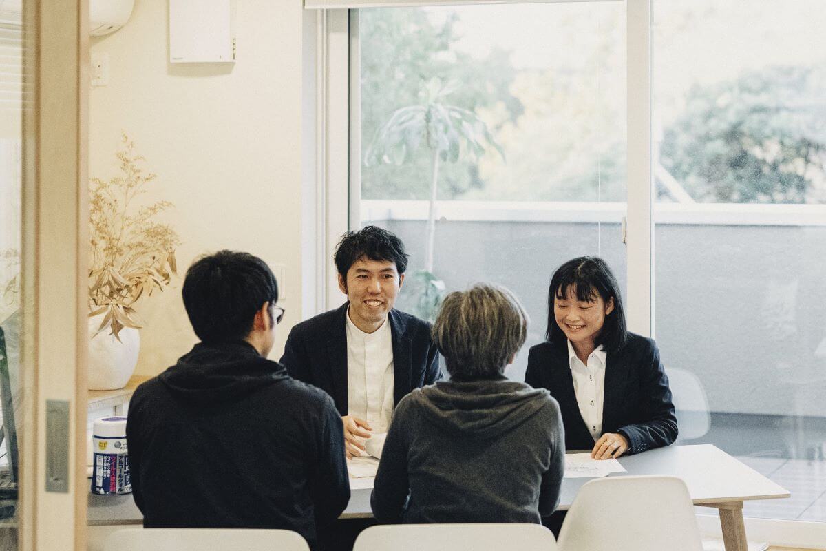 不動産会社での家族相談シーン